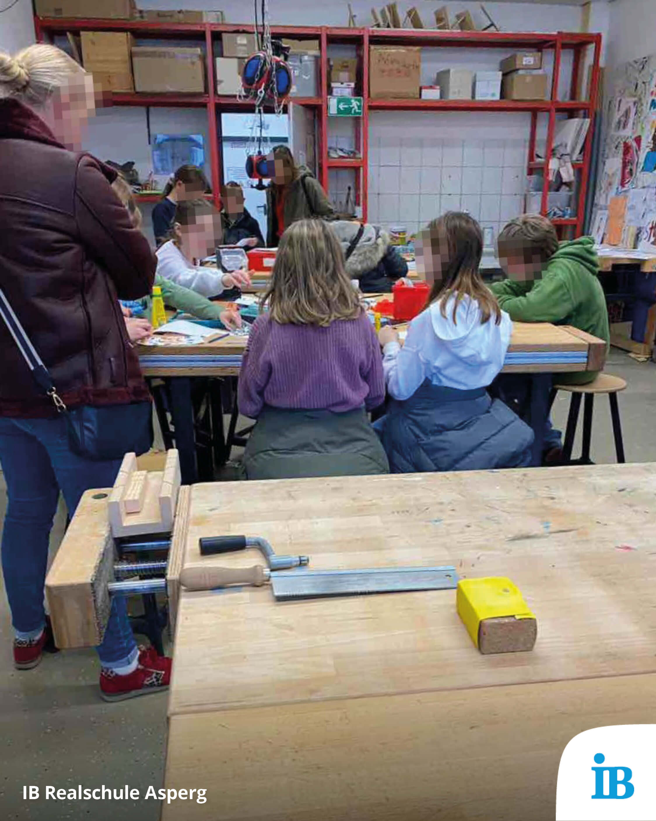 Schüler und Besucher nehmen an einem Workshop im Werkraum der Realschule teil, um den Tag der offenen Tür zu erleben.