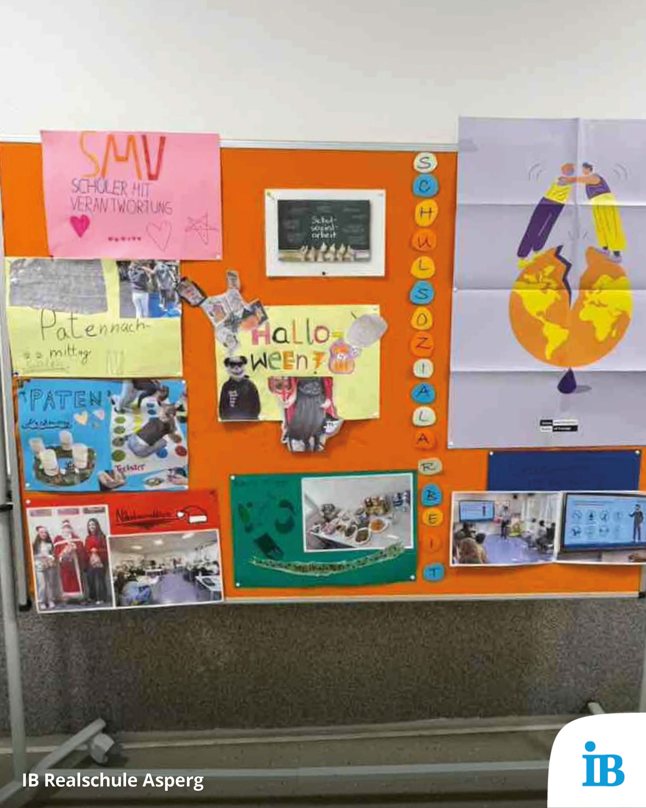 Ein buntes Infoboard der IB Realschule Asperg zeigt Projekte und Aktivitäten zum Tag der offenen Tür.