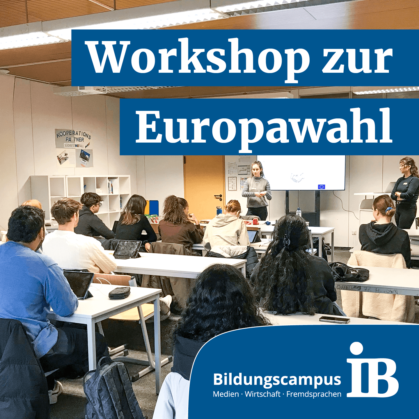 Ein Workshop zur Europawahl findet in einem Klassenzimmer statt, während eine Person vor den Teilnehmern präsentiert.