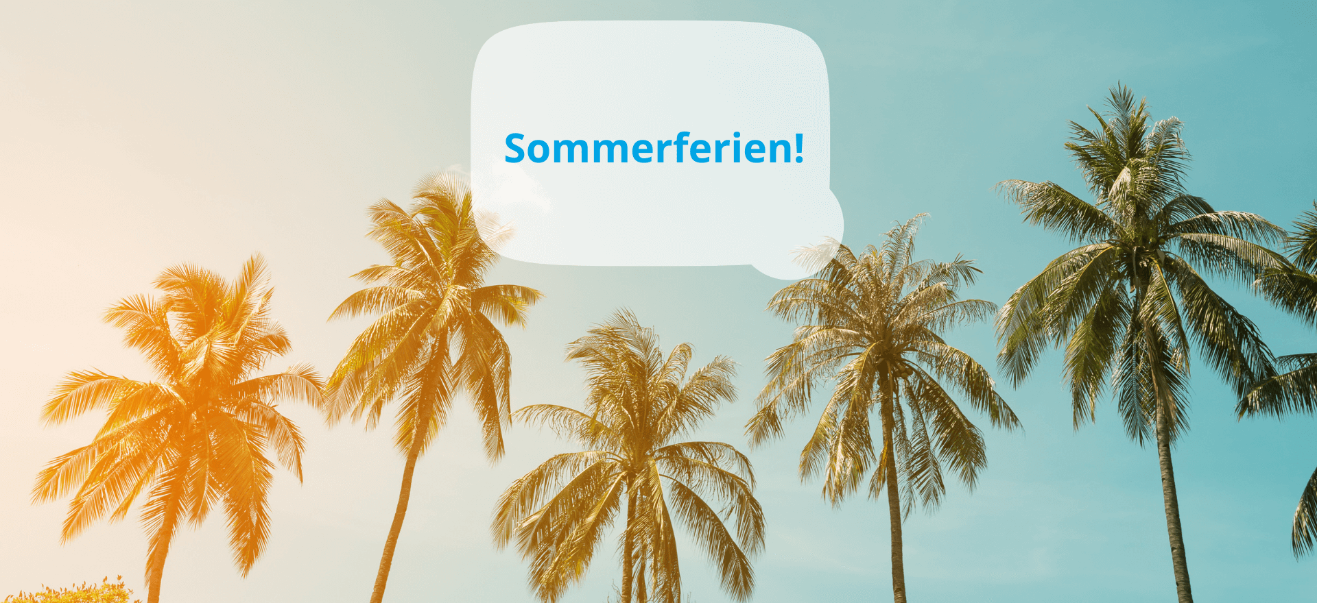 Palmen stehen vor einem blauen Himmel, während eine Sprechblase "Sommerferien!" verkündet.
