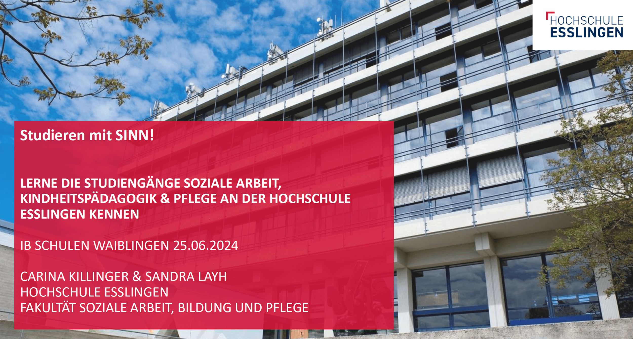 Eine moderne Hochschulgebäudefassade mit Werbetexten für Studiengänge der Hochschule Esslingen vor blauem Himmel.