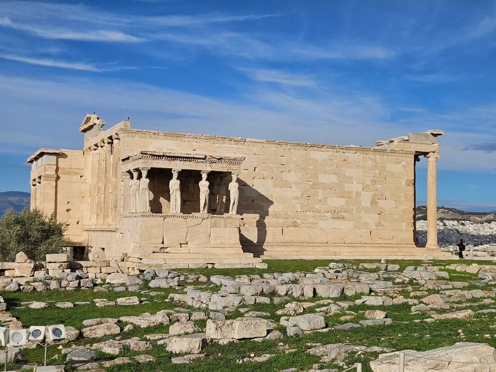 Der Erechtheion-Tempel mit seinen markanten Karyatiden steht unter klarem Himmel auf der Akropolis in Athen.