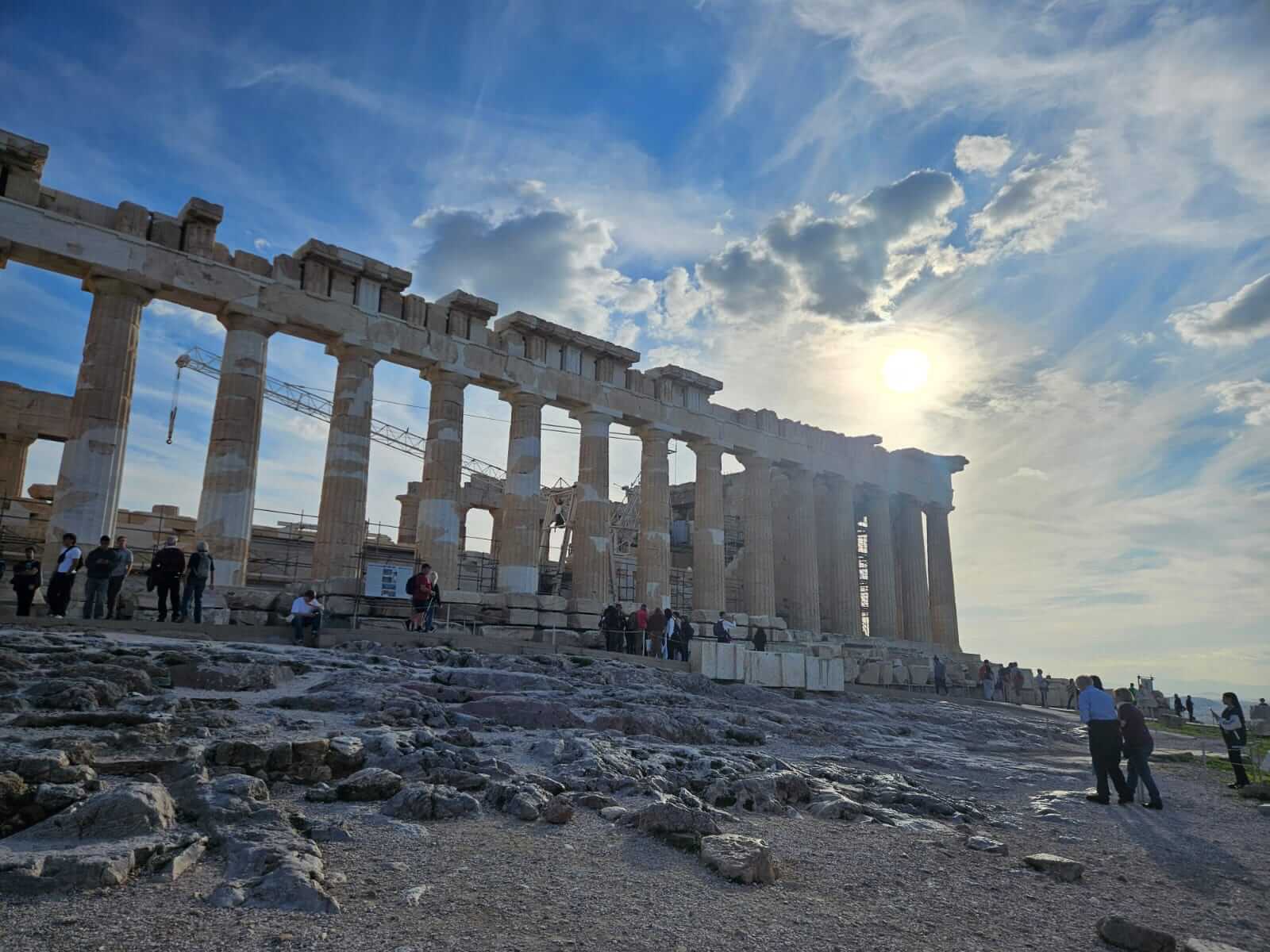 Besucher erkunden die antiken Ruinen des Parthenons unter einem sonnigen Himmel im November 2025.