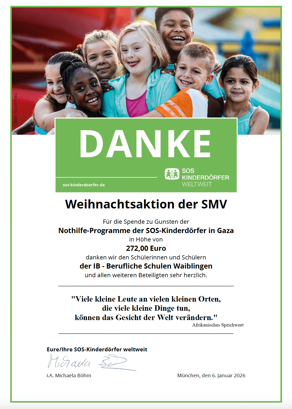 Kinder verschiedener Herkunft lächeln zusammen auf einem Dankesplakat für eine Spende an SOS-Kinderdörfer.