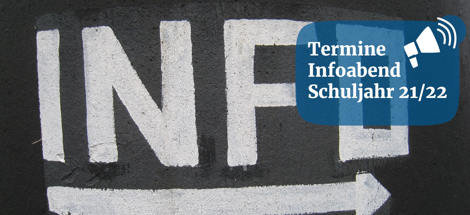 Ein großes weißes Pfeilsymbol mit dem Wort "Info" weist auf einen Infoabend für das Schuljahr 21/22 hin.
